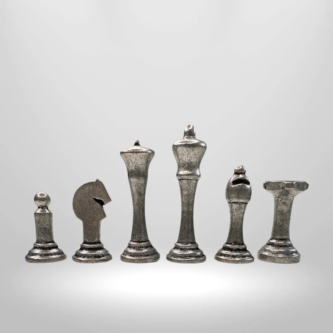 MC01 Metal Satranç Takımı – BigBang XL Taşları ve Ceviz Ahşap Tahtası (35 cm)