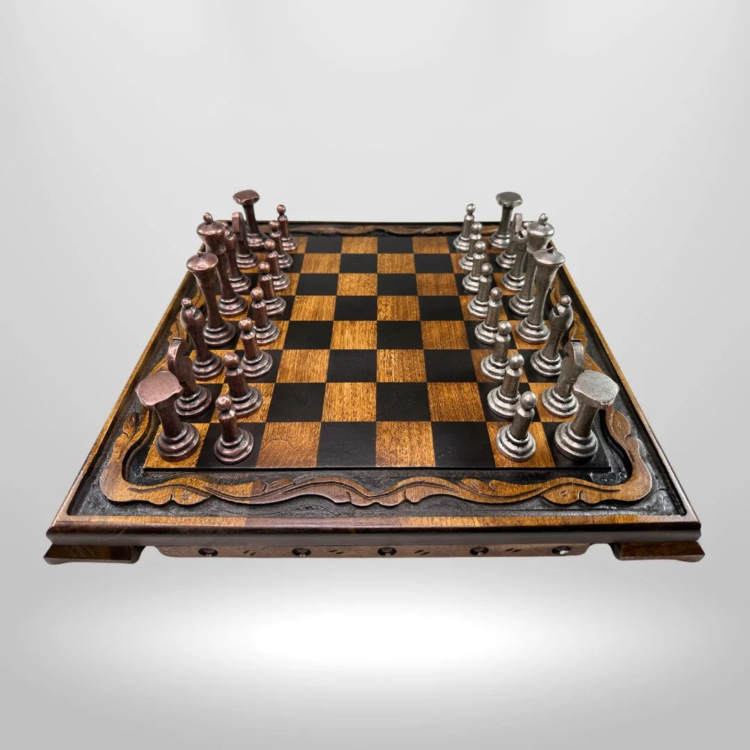 MC01 Metal Satranç Takımı – BigBang XL Taşları ve Ceviz Ahşap Tahtası (35 cm)